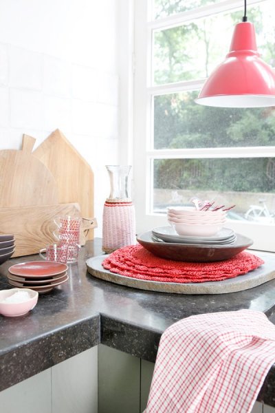 Bájos holland lakás piros kiegészítőkkel