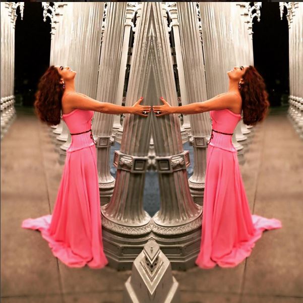 Elképesztően vékony Salma Hayek dereka