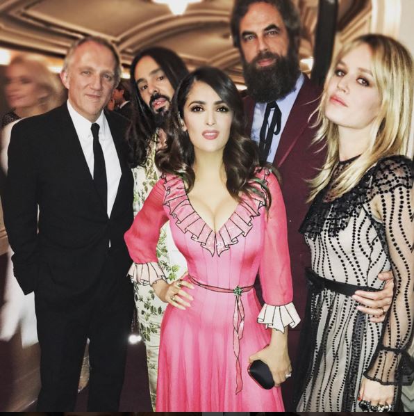 Elképesztően vékony Salma Hayek dereka