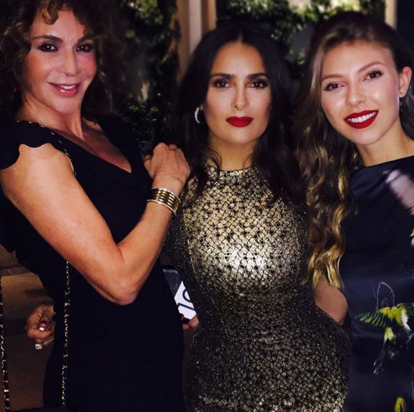 Elképesztően vékony Salma Hayek dereka