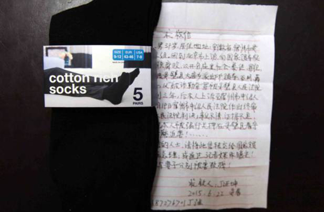 Újabb segélykérő üzenetet találtak egy Primark zokniban