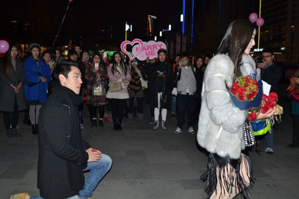 Túl kicsinek találta az eljegyzési gyűrű gyémántját, ezért faképnél hagyta a vőlegényt a lány