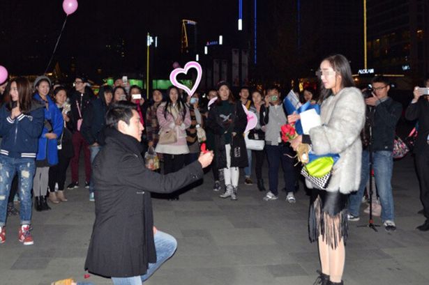 Túl kicsinek találta az eljegyzési gyűrű gyémántját, ezért faképnél hagyta a vőlegényt a lány