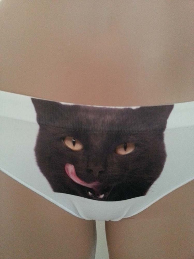 Lábak közül kikandikáló cica az új bugyi-őrület