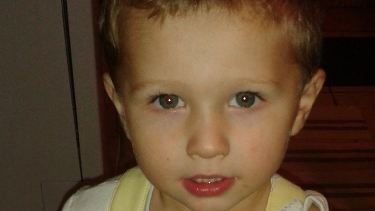 Vígh Tamás 90 cm magas szőkésbarna hajú kissrác