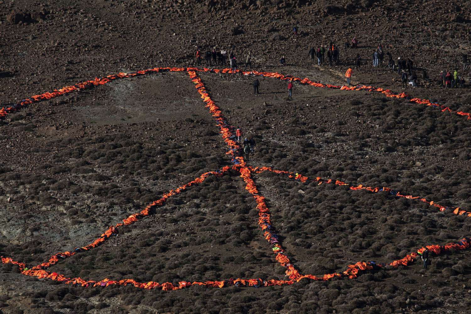 Menekültek mentőmellényeiből készült a gigantikus békeszimbólum