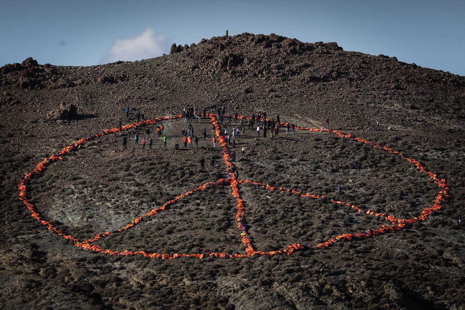 Menekültek mentőmellényeiből készült a gigantikus békeszimbólum