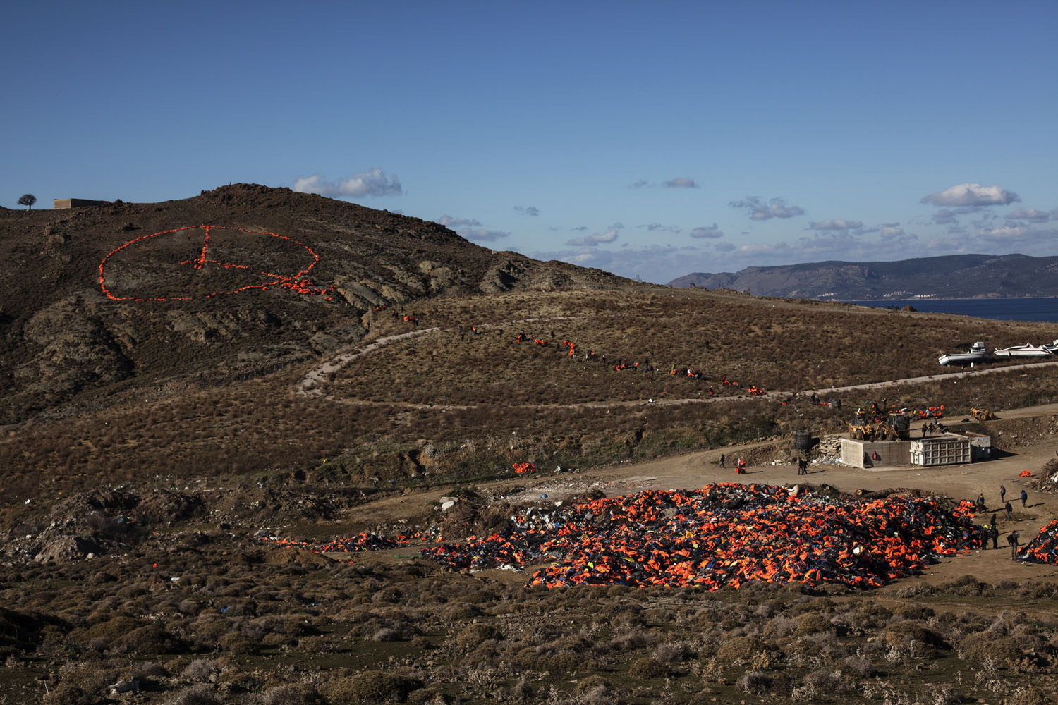 Menekültek mentőmellényeiből készült a gigantikus békeszimbólum