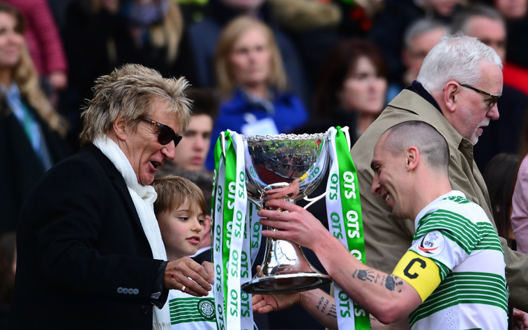 Scott Brown a Celtic kapitánya veszi át Rod Stewarttól a Ligakupát