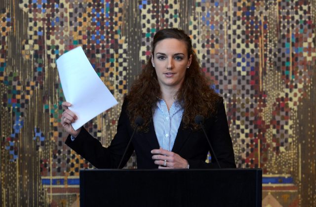 Hosszú Katinka összetépte a szerződésajánlatot (Fotó: Soós Lajos - MTI)