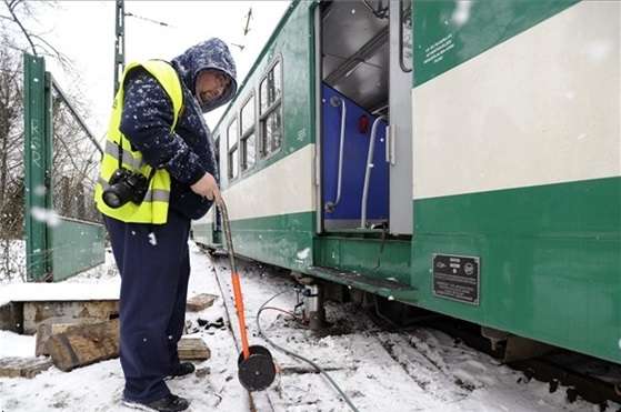 Így teszik újra sínre a kisiklott HÉV-et - képek