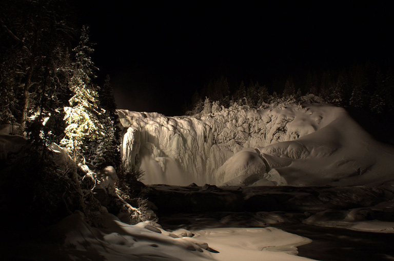 A befagyott Tännforsen éjszaka