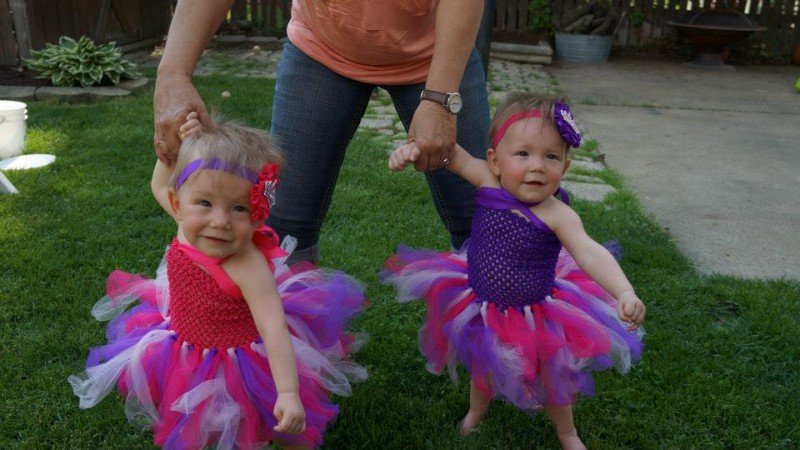 Megható szülés: kézenfogva születtek az ikrek Megható szülés: kézenfogva születtek az ikrek