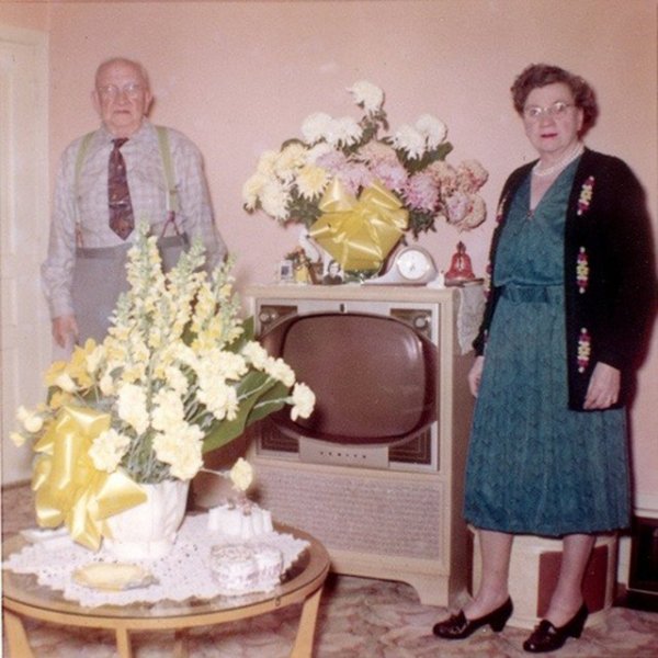 Retro képeken: pózolj a tévével