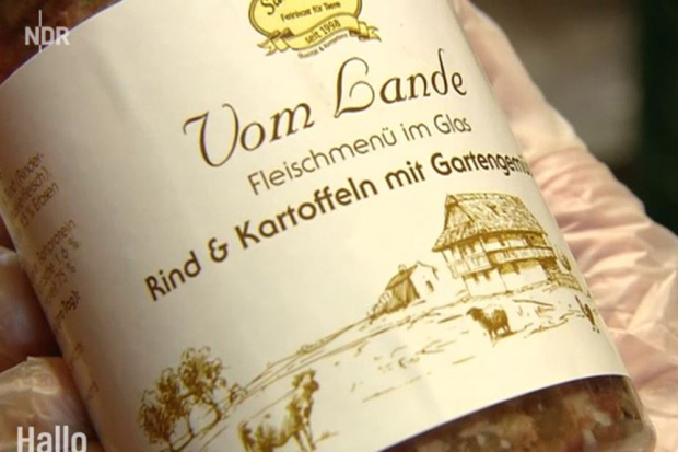 Kutyaeledelt szolgáltak fel a nyugdíjasoknak