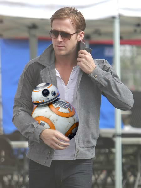 Jó pasik pózolnak a Star Wars robotjával ezen a csodás tumblrön