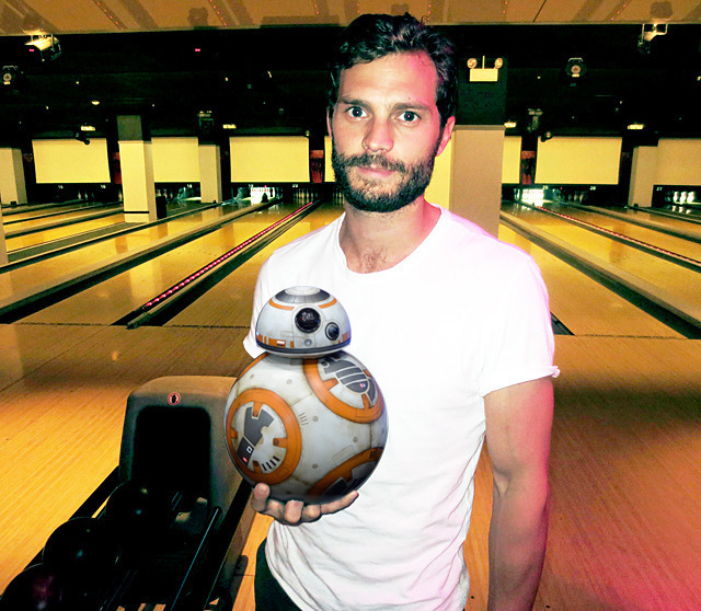 Jó pasik pózolnak a Star Wars robotjával ezen a csodás tumblrön