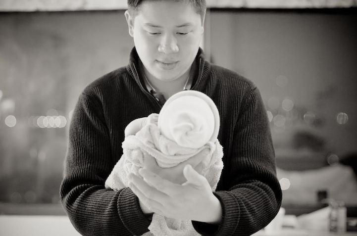 Megható fotók: újszülöttek édesapjuk karjaiban Megható fotók: újszülöttek édesapjuk karjaiban