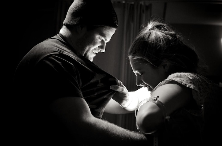 Megható fotók: újszülöttek édesapjuk karjaiban Megható fotók: újszülöttek édesapjuk karjaiban