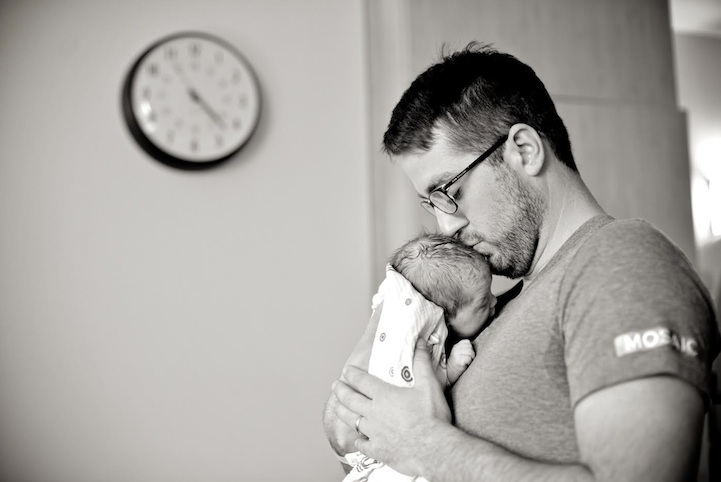 Megható fotók: újszülöttek édesapjuk karjaiban Megható fotók: újszülöttek édesapjuk karjaiban