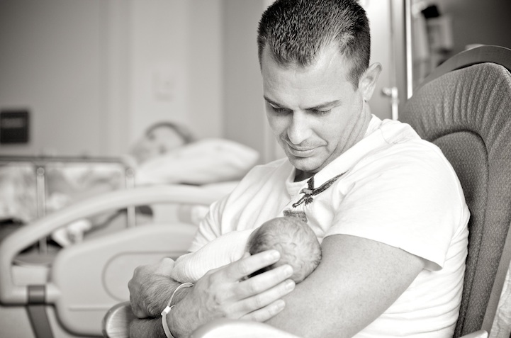 Megható fotók: újszülöttek édesapjuk karjaiban Megható fotók: újszülöttek édesapjuk karjaiban