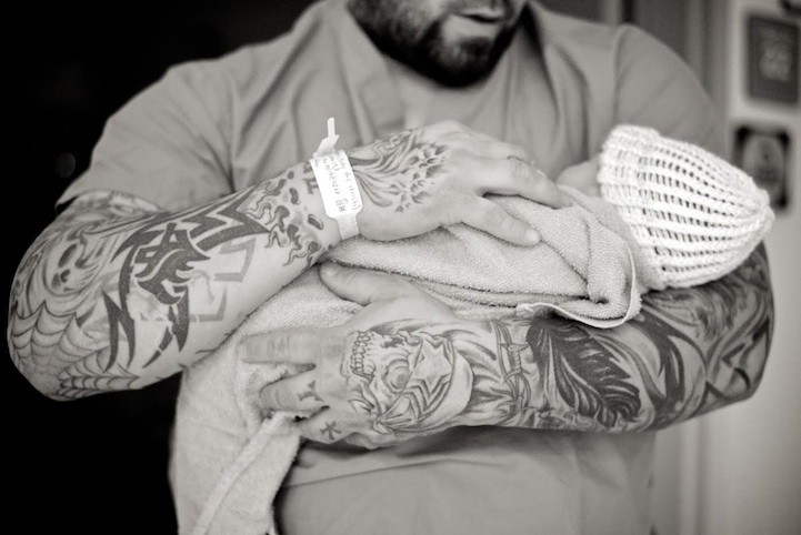 Megható fotók: újszülöttek édesapjuk karjaiban Megható fotók: újszülöttek édesapjuk karjaiban