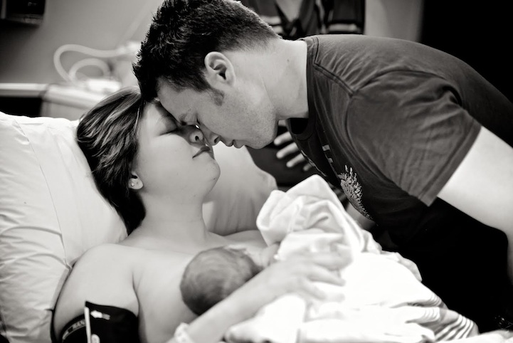 Megható fotók: újszülöttek édesapjuk karjaiban Megható fotók: újszülöttek édesapjuk karjaiban