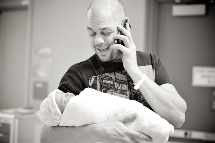 Megható fotók: újszülöttek édesapjuk karjaiban Megható fotók: újszülöttek édesapjuk karjaiban