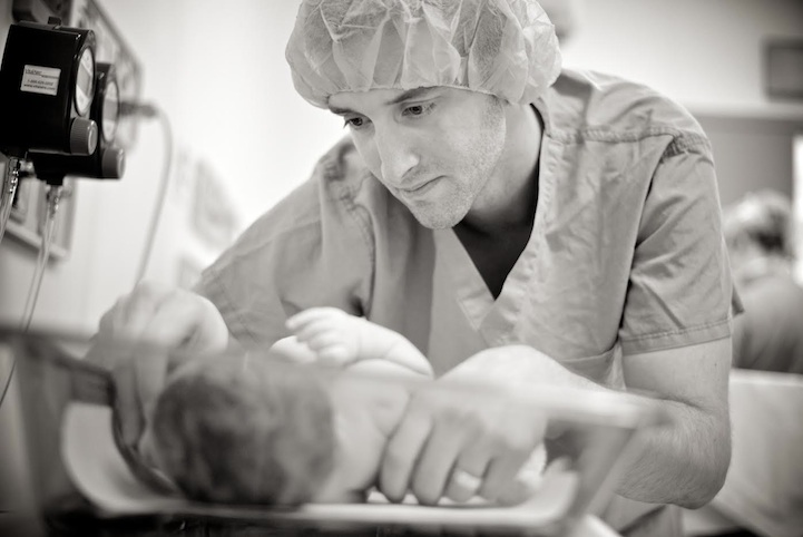 Megható fotók: újszülöttek édesapjuk karjaiban Megható fotók: újszülöttek édesapjuk karjaiban