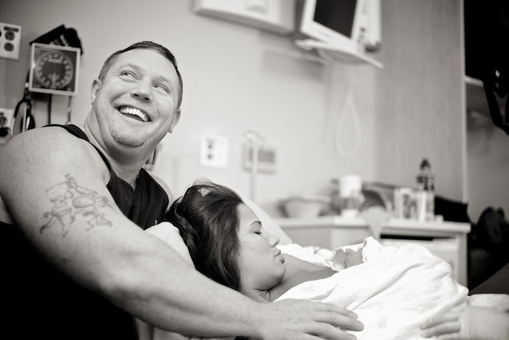 Megható fotók: újszülöttek édesapjuk karjaiban Megható fotók: újszülöttek édesapjuk karjaiban