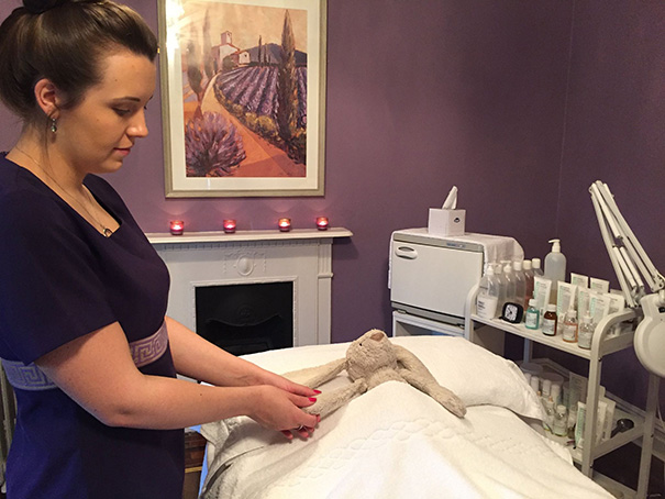 Ez történt a plüssnyuszival, akit egy hotelben felejtett kis gazdája