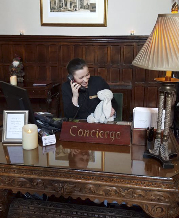 Ez történt a plüssnyuszival, akit egy hotelben felejtett kis gazdája