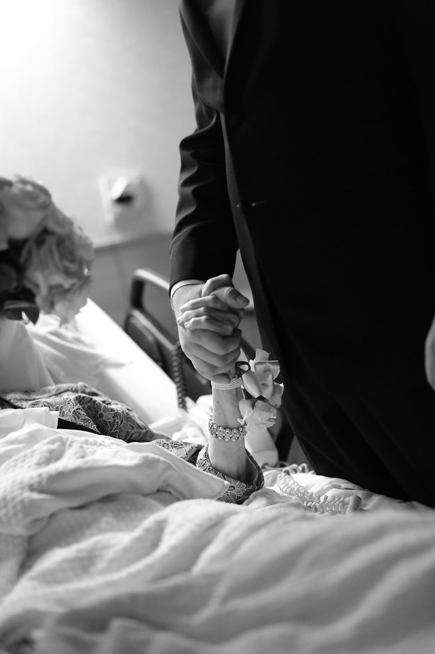 A menyegzőről egyből a vőlegény beteg nagymamájához sietett a friss házaspár