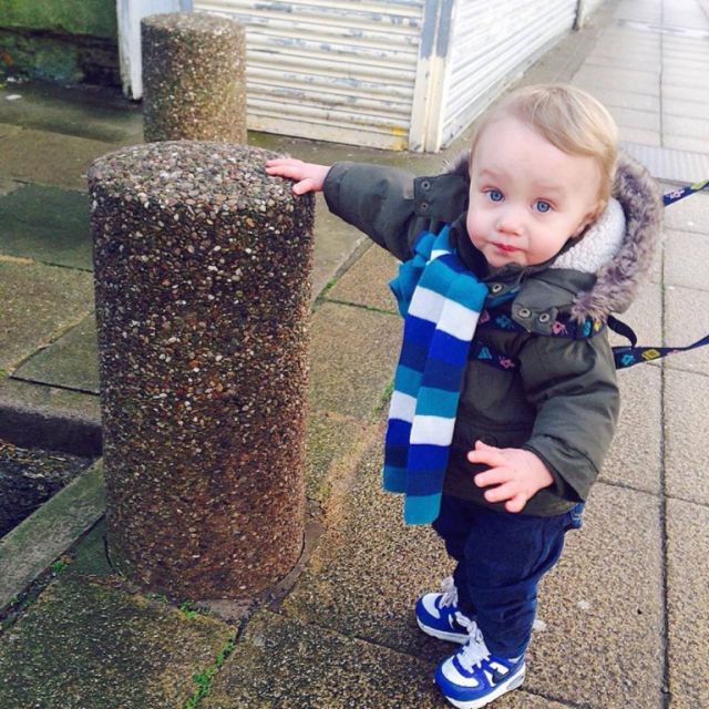 A vicces apuka eladásra kínálta a gyermekét, mint “totyogó ébresztőórát