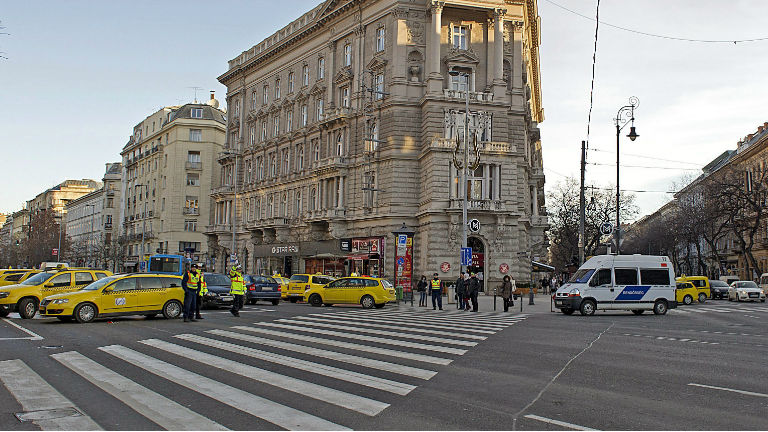 Taxisok kontra UBER: Ez így minden csak nem fair verseny