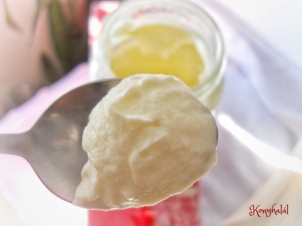 Így verd fel a tejszínhabot habverő nélkül Így verd fel a tejszínhabot habverő nélkül