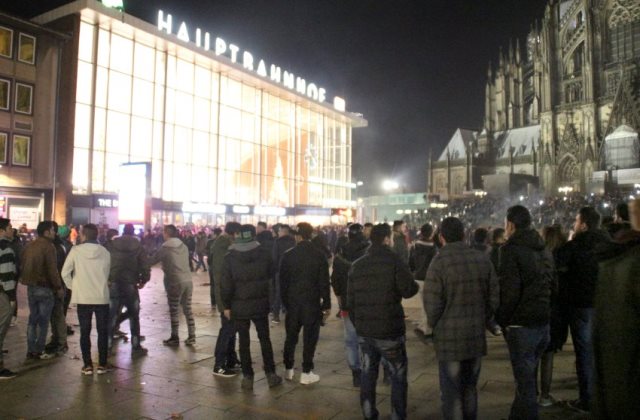 Kölni erőszak: szexuális kényszerítéssel és lopással vádolnak két algériai állampolgárt