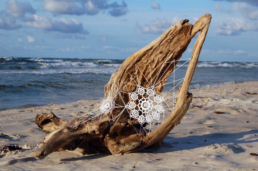 Csipkébe borítja az utcákat a street art művész - fotók