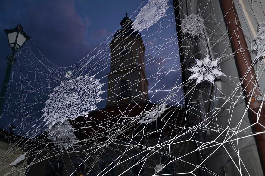 Csipkébe borítja az utcákat a street art művész - fotók