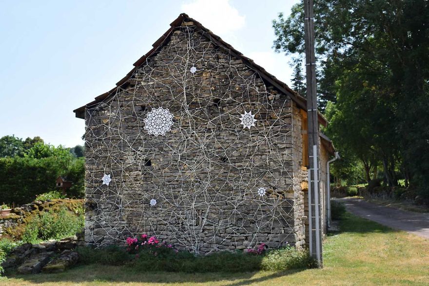 Csipkébe borítja az utcákat a street art művész - fotók