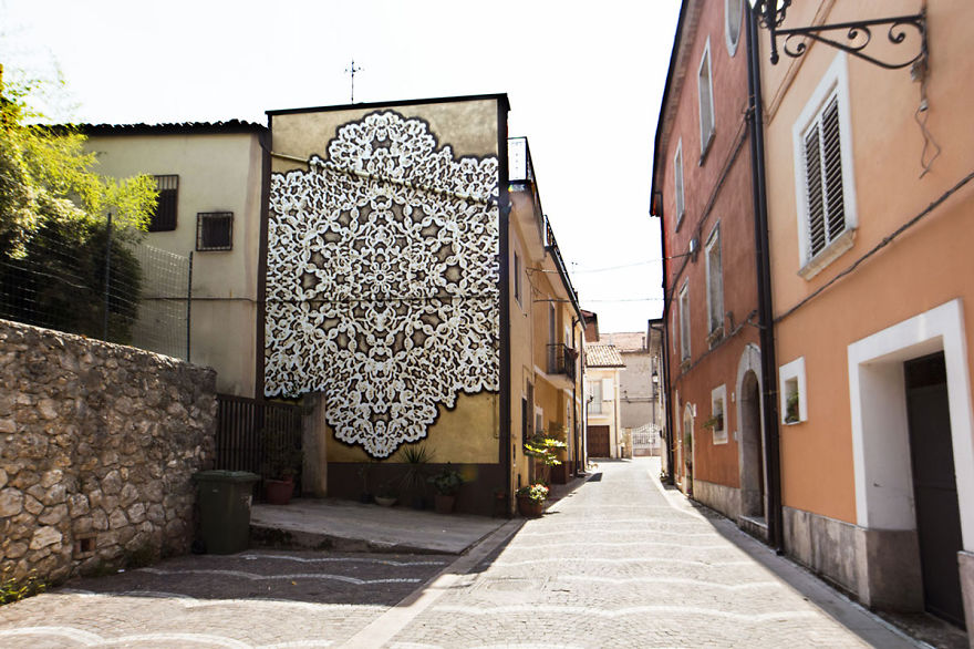 Csipkébe borítja az utcákat a street art művész - fotók