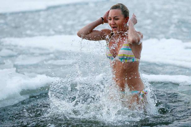 Százak merültek a jeges vízbe Vízkereszt ünnepén