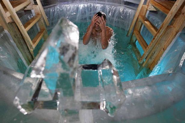 Százak merültek a jeges vízbe Vízkereszt ünnepén