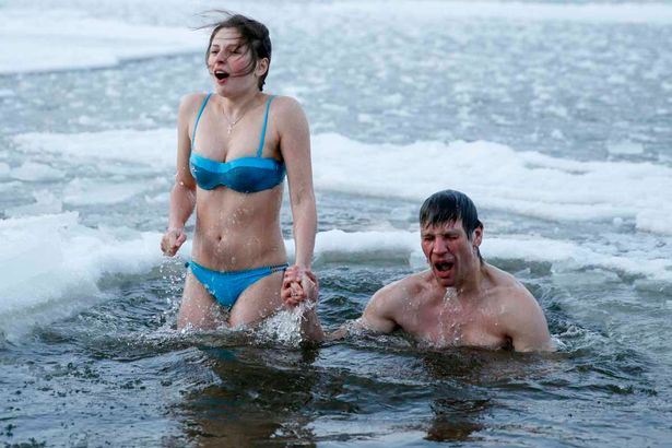 Százak merültek a jeges vízbe Vízkereszt ünnepén