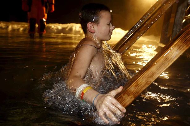 Százak merültek a jeges vízbe Vízkereszt ünnepén