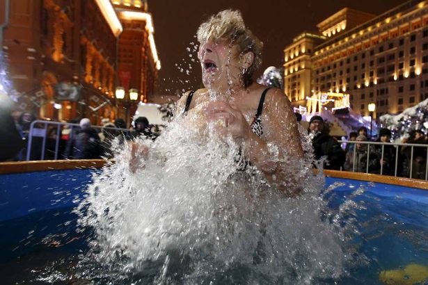 Százak merültek a jeges vízbe Vízkereszt ünnepén