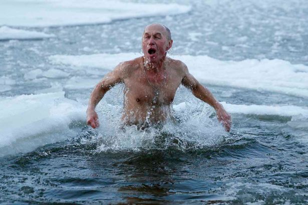 Százak merültek a jeges vízbe Vízkereszt ünnepén