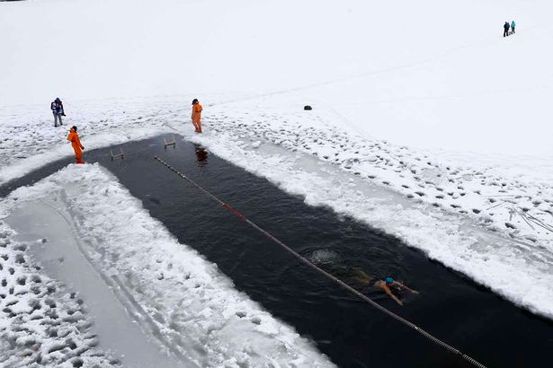 Százak merültek a jeges vízbe Vízkereszt ünnepén