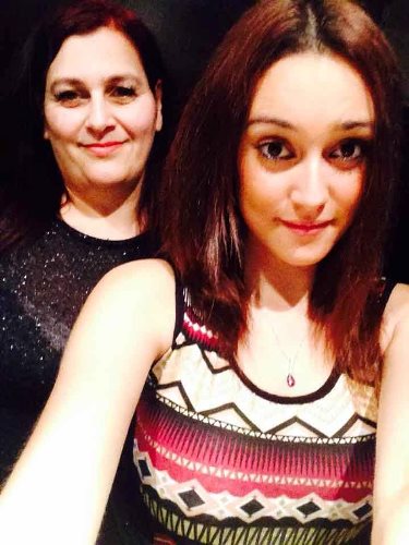 Fallen az édesanyjával készített szelfin