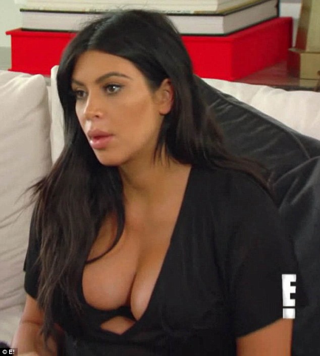 Kiesett a ruhából Kim Kardashian melle - fotó